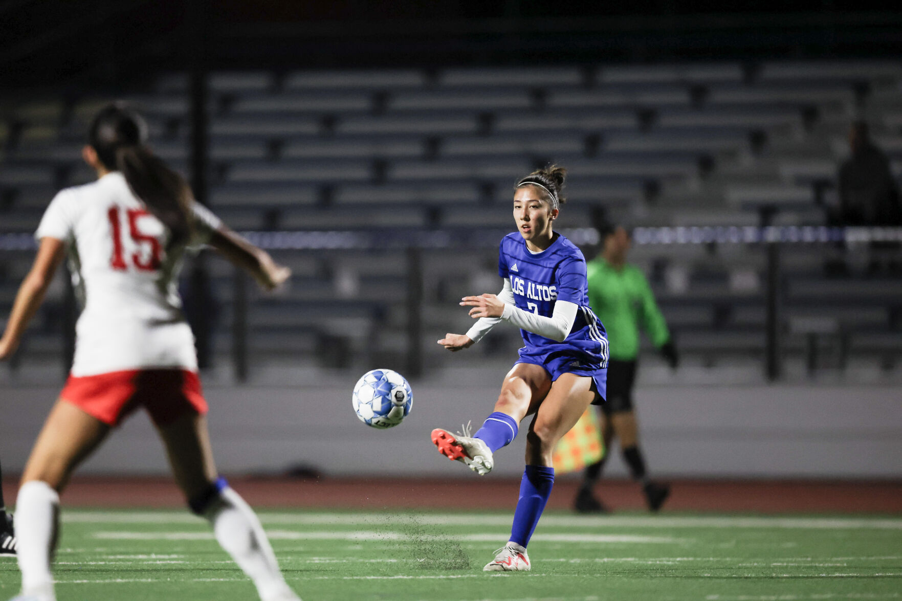 Los Altos winger Aoife Turner shoots the ball during the Feb. 13 game against Saratoga. Turner finished the game with four goals and helped the Eagles win the SCVAL De Anza Division.